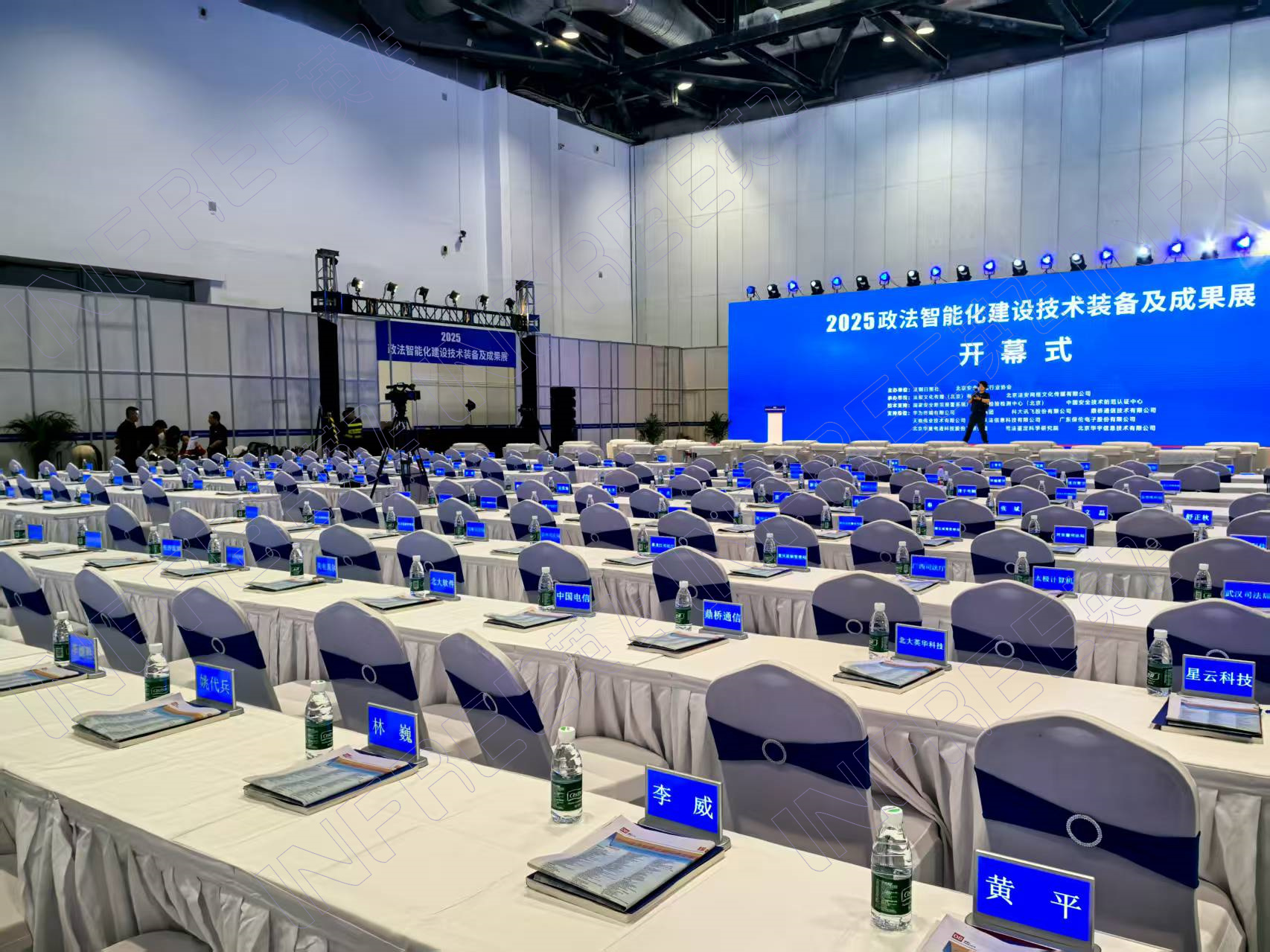 ​英飞400台智能换电桌牌助力2025年北京政法展深受称赞!